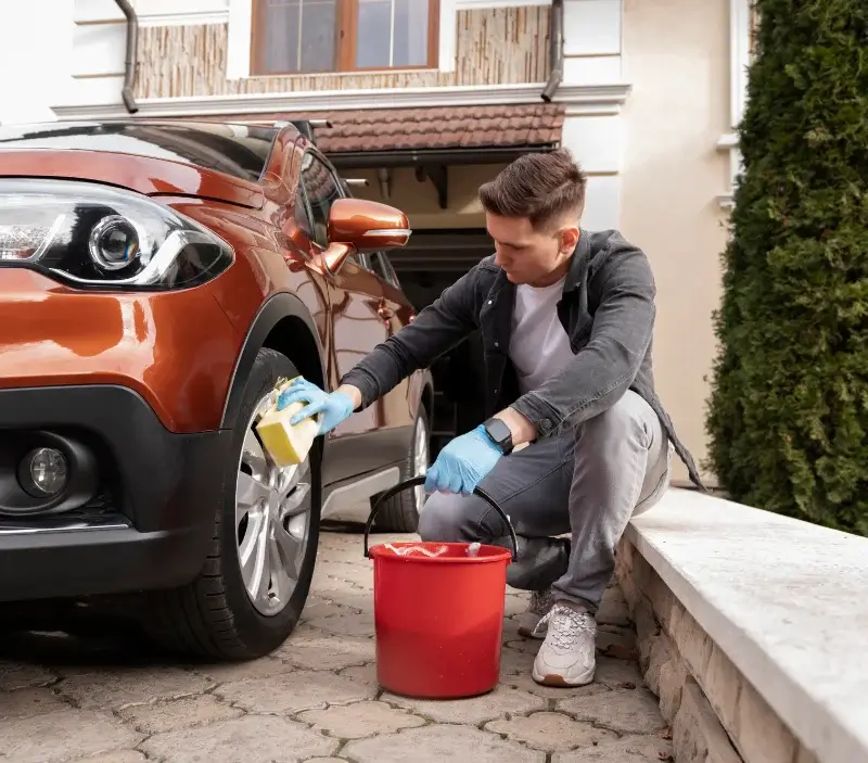 Lavage auto à domicile Lesbois : professionnel intervenant sur un véhicule